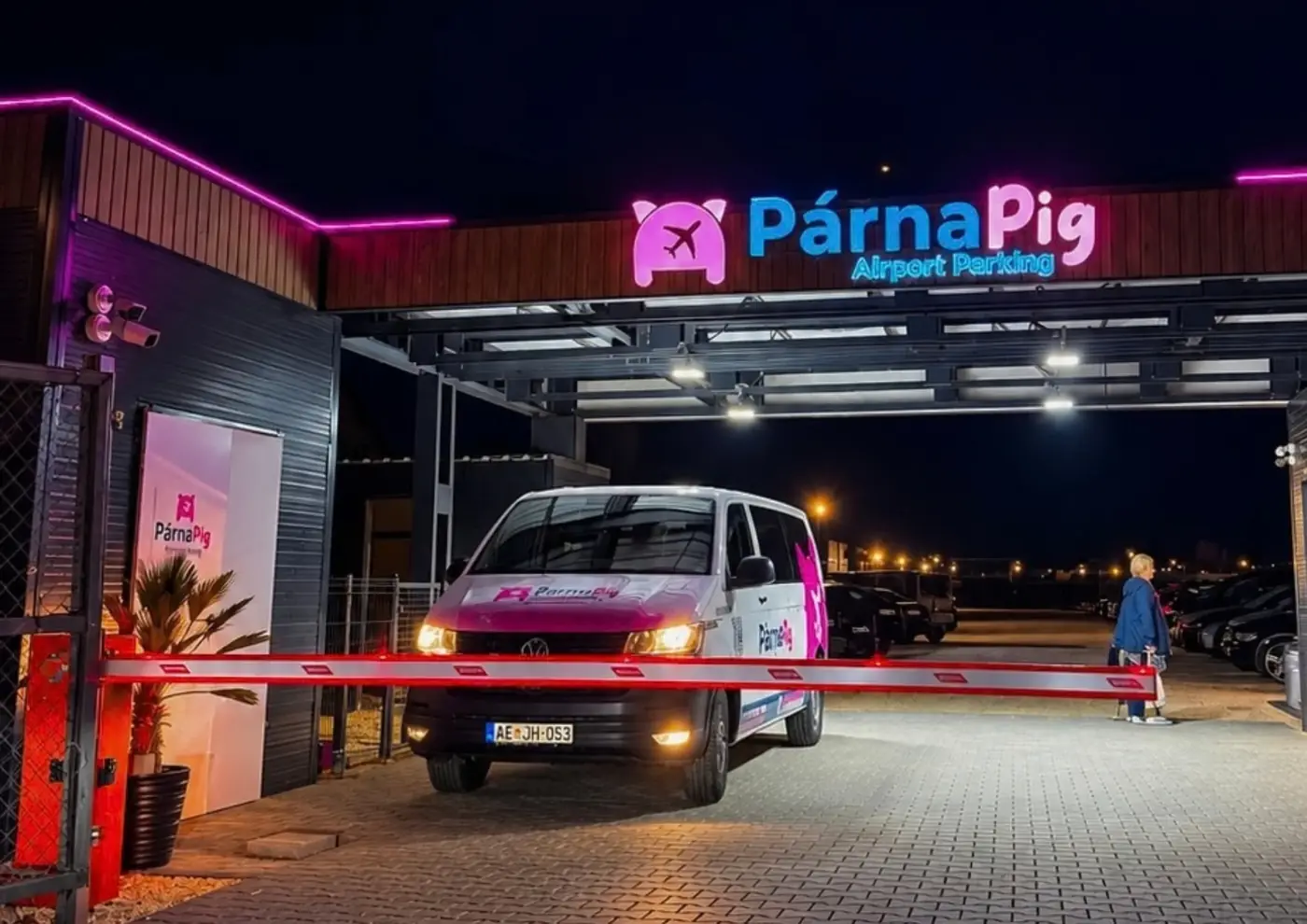 A kivilágított PárnaPig bejárat éjszaka