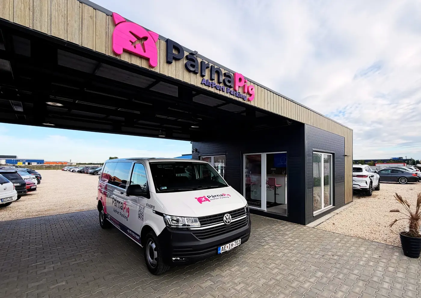 A PárnaPig parkoló bejárata transzferbusszal