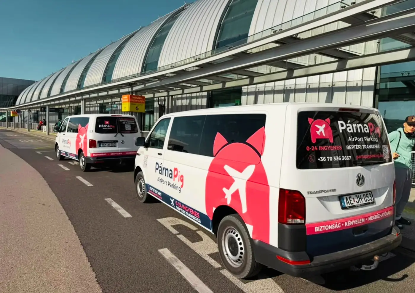 PárnaPig transzferbuszok a reptéri terminálnál